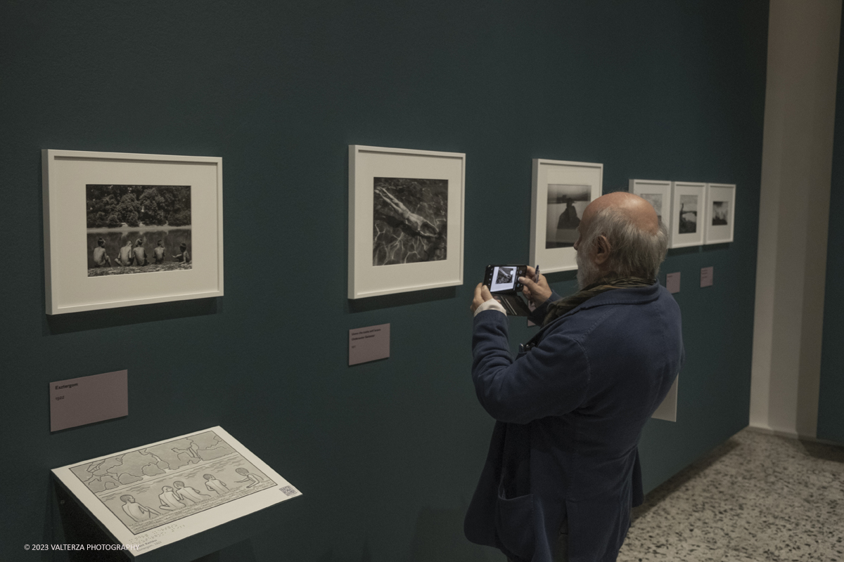 _DSF1651.jpg - 18/10/2023. Torino. La mostra, 19 ottobre 2023 â€“ 4 febbraio 2024 a CAMERA,  Ã¨ composta da oltre centocinquanta immagini che ripercorrono lâ€™intera carriera del fotografo di origini ungheresi e celebra anche il sessantesimo anniversario della presenza del fotografo alla Biennale di Venezia. Nella foto in visita alla mostra