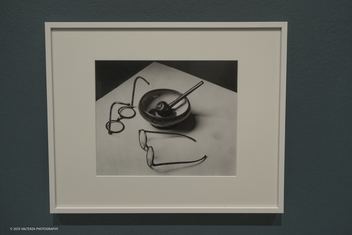 _DSF1672.jpg - 18/10/2023. Torino. La mostra, 19 ottobre 2023 â€“ 4 febbraio 2024 a CAMERA,  Ã¨ composta da oltre centocinquanta immagini che ripercorrono lâ€™intera carriera del fotografo di origini ungheresi e celebra anche il sessantesimo anniversario della presenza del fotografo alla Biennale di Venezia. Nella foto Gli occhiali e la pipa di Mondrian 1928