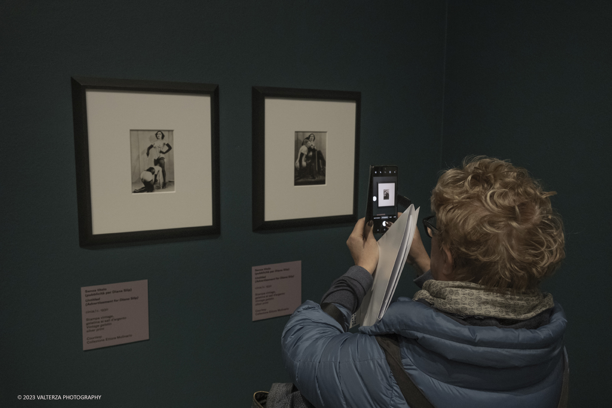 _DSF1720.jpg - 18/10/2023. Torino. La mostra, 19 ottobre 2023 â€“ 4 febbraio 2024 a CAMERA,  Ã¨ composta da oltre centocinquanta immagini che ripercorrono lâ€™intera carriera del fotografo di origini ungheresi e celebra anche il sessantesimo anniversario della presenza del fotografo alla Biennale di Venezia. Nella foto in visita alla mostra