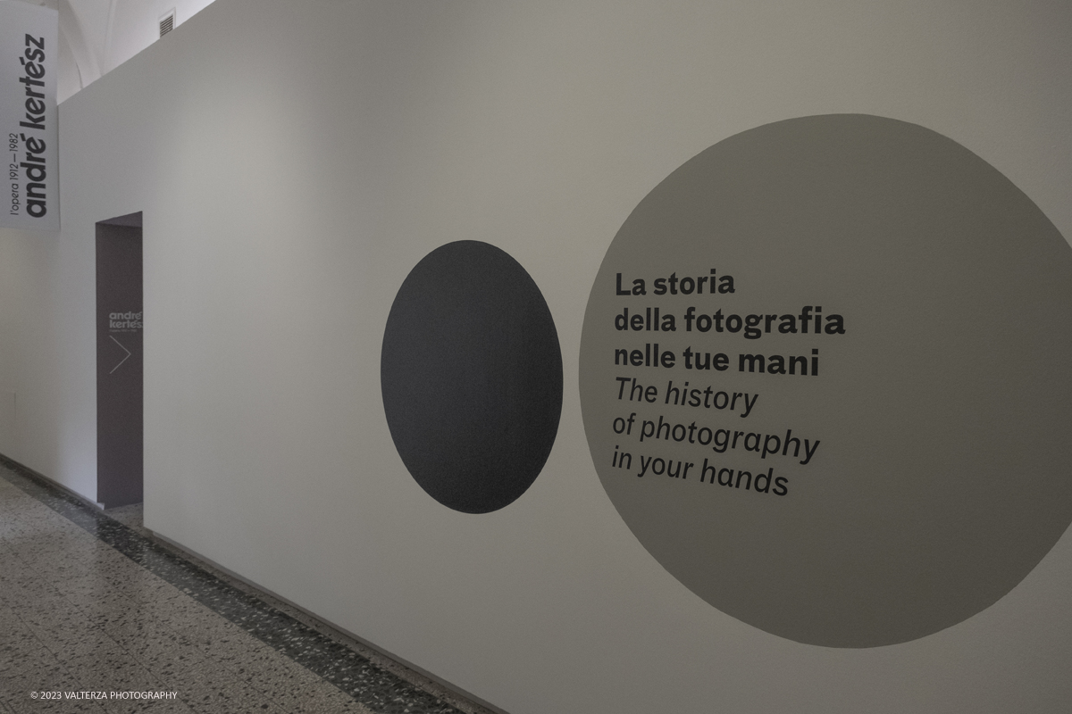 _DSF1733.jpg - 18/10/2023. Torino. La mostra, 19 ottobre 2023 â€“ 4 febbraio 2024 a CAMERA,  Ã¨ composta da oltre centocinquanta immagini che ripercorrono lâ€™intera carriera del fotografo di origini ungheresi e celebra anche il sessantesimo anniversario della presenza del fotografo alla Biennale di Venezia. Nella foto, nuovo interno di CAMERA, ingresso alla mostra