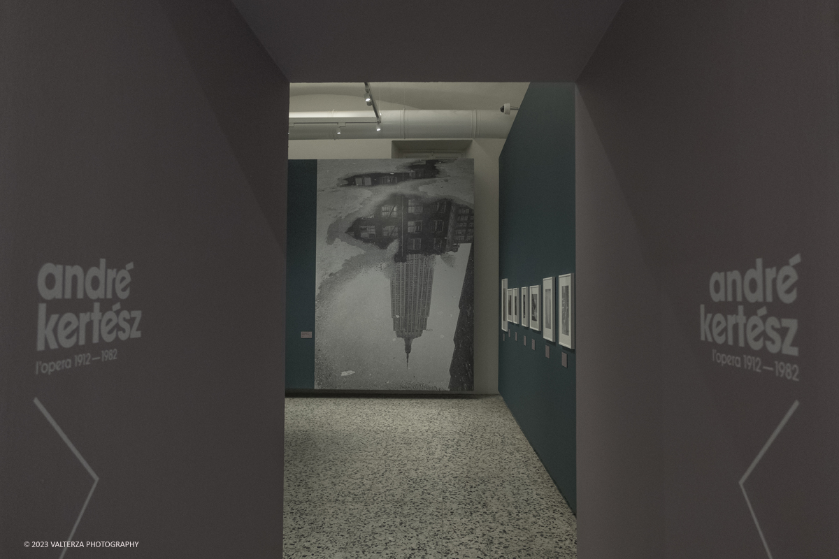 _DSF1756.jpg - 18/10/2023. Torino. La mostra, 19 ottobre 2023 â€“ 4 febbraio 2024 a CAMERA,  Ã¨ composta da oltre centocinquanta immagini che ripercorrono lâ€™intera carriera del fotografo di origini ungheresi e celebra anche il sessantesimo anniversario della presenza del fotografo alla Biennale di Venezia. Nella foto parte dell'allestimento