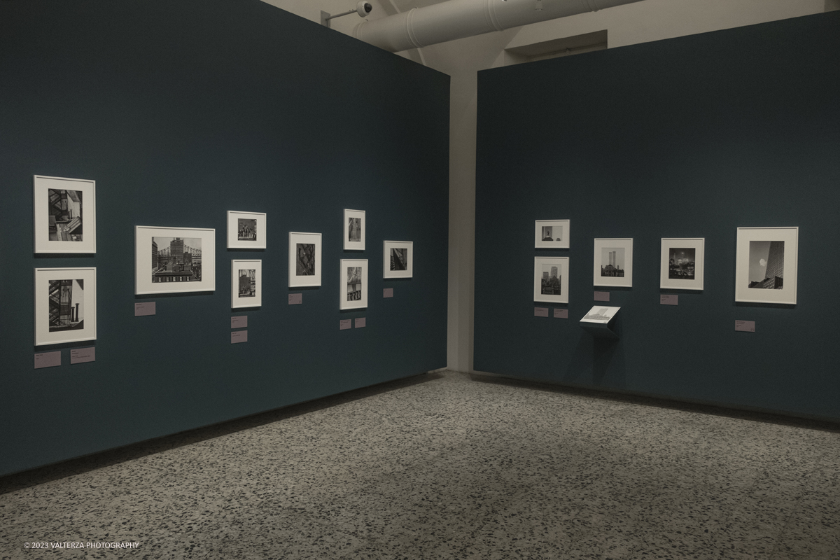 _DSF1824.jpg - 18/10/2023. Torino. La mostra, 19 ottobre 2023 â€“ 4 febbraio 2024 a CAMERA,  Ã¨ composta da oltre centocinquanta immagini che ripercorrono lâ€™intera carriera del fotografo di origini ungheresi e celebra anche il sessantesimo anniversario della presenza del fotografo alla Biennale di Venezia. Nella foto parte dell'allestimento della mostra