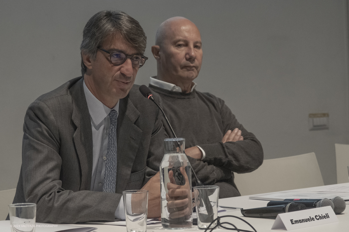 _DSF1848.jpg - 18/10/2023. Torino. La mostra, 19 ottobre 2023 â€“ 4 febbraio 2024 a CAMERA,  Ã¨ composta da oltre centocinquanta immagini che ripercorrono lâ€™intera carriera del fotografo di origini ungheresi e celebra anche il sessantesimo anniversario della presenza del fotografo alla Biennale di Venezia. Nella foto presentazione della nuova mostra  , Emanuele Chieli Presidente di CAMERA e Walter Guadagnini direttore di Camera