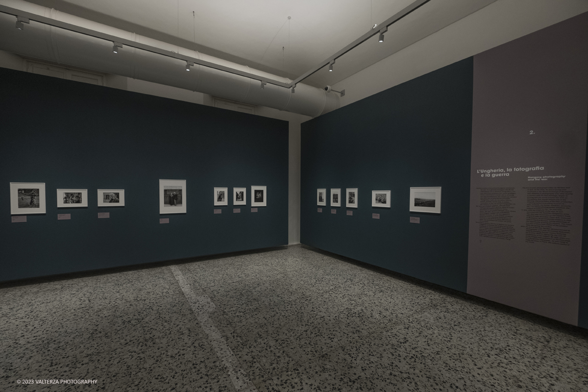 _DSF7440.jpg - 18/10/2023. Torino. La mostra, 19 ottobre 2023 â€“ 4 febbraio 2024 a CAMERA,  Ã¨ composta da oltre centocinquanta immagini che ripercorrono lâ€™intera carriera del fotografo di origini ungheresi e celebra anche il sessantesimo anniversario della presenza del fotografo alla Biennale di Venezia. Nella foto parte dell'allestimento della mostra