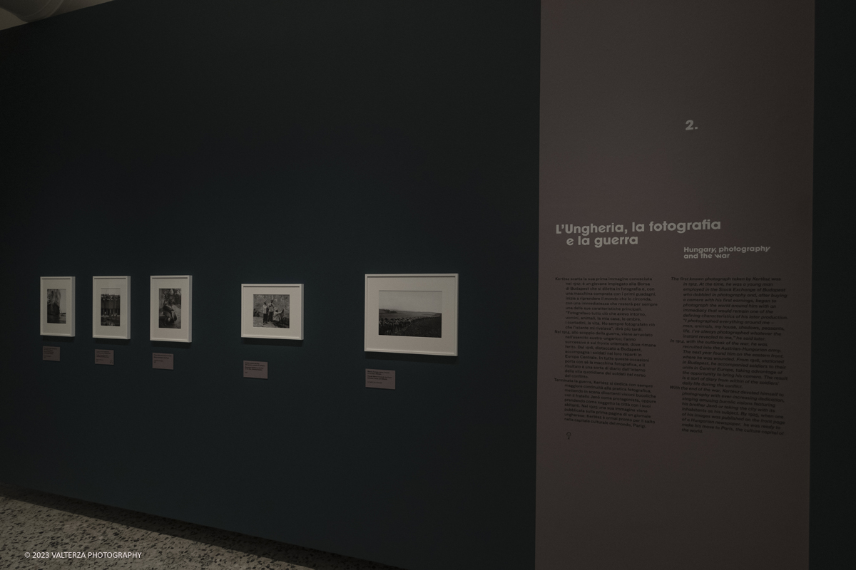 _DSF7442.jpg - 18/10/2023. Torino. La mostra, 19 ottobre 2023 â€“ 4 febbraio 2024 a CAMERA,  Ã¨ composta da oltre centocinquanta immagini che ripercorrono lâ€™intera carriera del fotografo di origini ungheresi e celebra anche il sessantesimo anniversario della presenza del fotografo alla Biennale di Venezia. Nella foto parte dell'allestimento della mostra