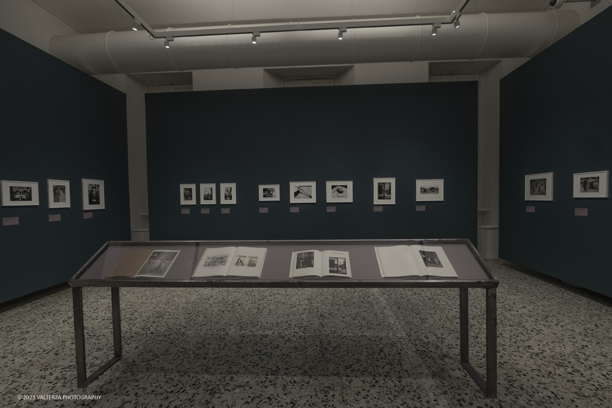 _DSF7447.jpg - 18/10/2023. Torino. La mostra, 19 ottobre 2023 â€“ 4 febbraio 2024 a CAMERA,  Ã¨ composta da oltre centocinquanta immagini che ripercorrono lâ€™intera carriera del fotografo di origini ungheresi e celebra anche il sessantesimo anniversario della presenza del fotografo alla Biennale di Venezia. Nella foto parte dell'allestimento della mostra