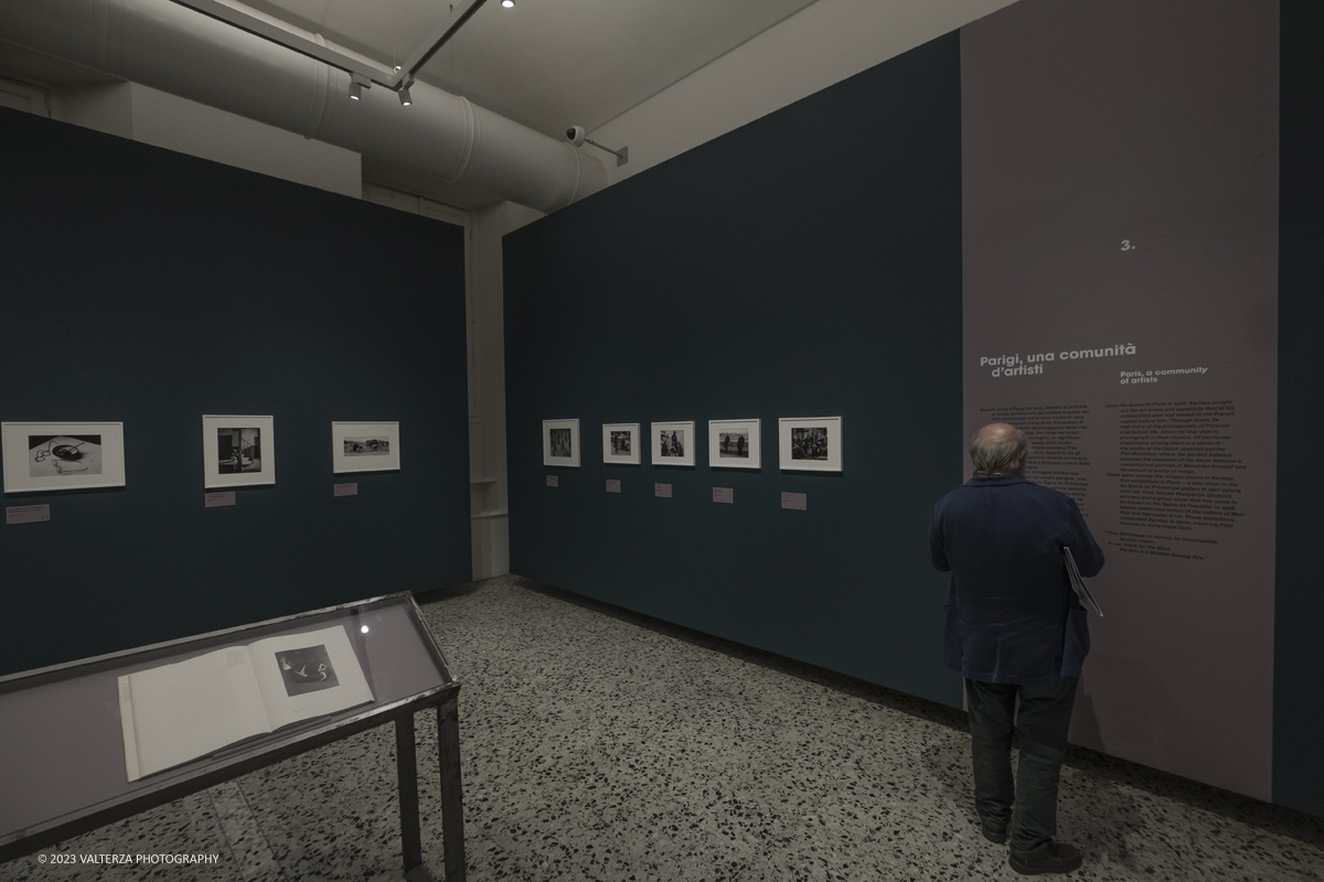 _DSF7452.jpg - 18/10/2023. Torino. La mostra, 19 ottobre 2023 â€“ 4 febbraio 2024 a CAMERA,  Ã¨ composta da oltre centocinquanta immagini che ripercorrono lâ€™intera carriera del fotografo di origini ungheresi e celebra anche il sessantesimo anniversario della presenza del fotografo alla Biennale di Venezia. Nella foto in visita alla mostra