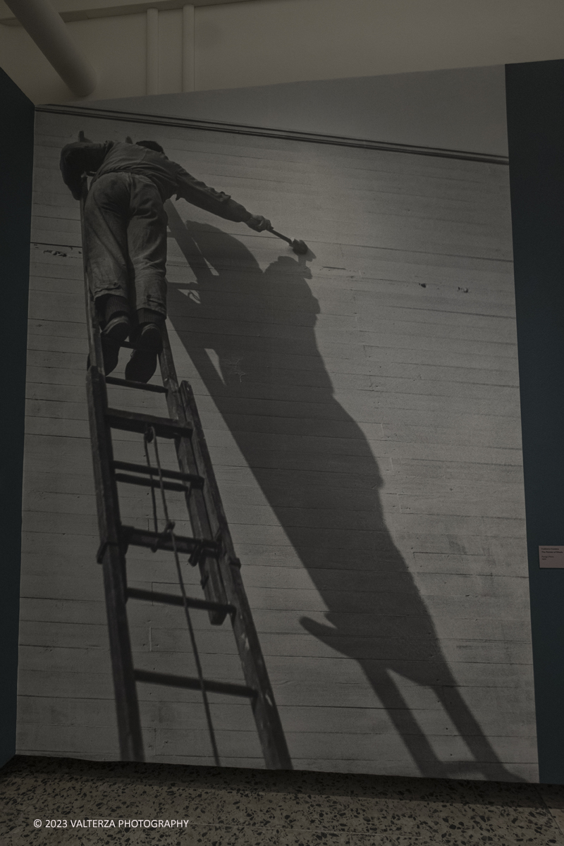 _DSF7457.jpg - 18/10/2023. Torino. La mostra, 19 ottobre 2023 â€“ 4 febbraio 2024 a CAMERA,  Ã¨ composta da oltre centocinquanta immagini che ripercorrono lâ€™intera carriera del fotografo di origini ungheresi e celebra anche il sessantesimo anniversario della presenza del fotografo alla Biennale di Venezia. Nella foto il pittore d'ombra 1926