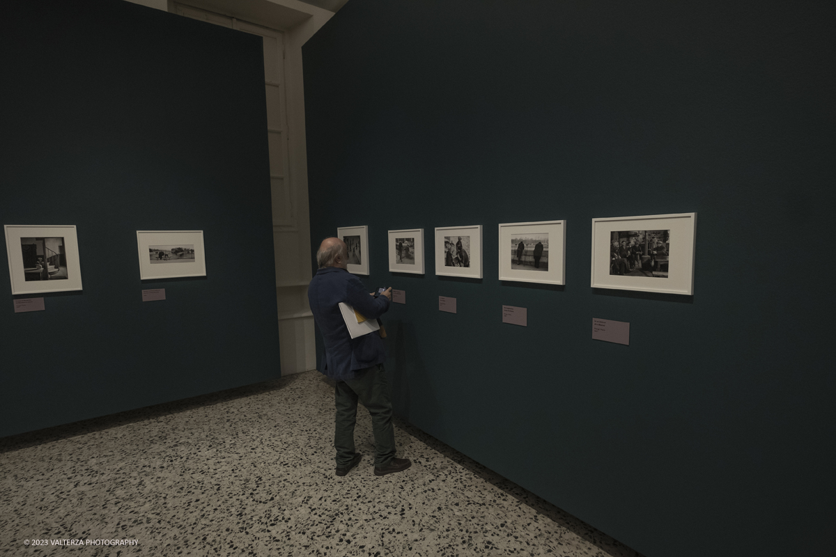 _DSF7466.jpg - 18/10/2023. Torino. La mostra, 19 ottobre 2023 â€“ 4 febbraio 2024 a CAMERA,  Ã¨ composta da oltre centocinquanta immagini che ripercorrono lâ€™intera carriera del fotografo di origini ungheresi e celebra anche il sessantesimo anniversario della presenza del fotografo alla Biennale di Venezia. Nella foto in visita alla mostra