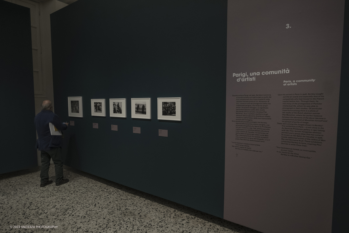 _DSF7469.jpg - 18/10/2023. Torino. La mostra, 19 ottobre 2023 â€“ 4 febbraio 2024 a CAMERA,  Ã¨ composta da oltre centocinquanta immagini che ripercorrono lâ€™intera carriera del fotografo di origini ungheresi e celebra anche il sessantesimo anniversario della presenza del fotografo alla Biennale di Venezia. Nella foto in visita alla mostra