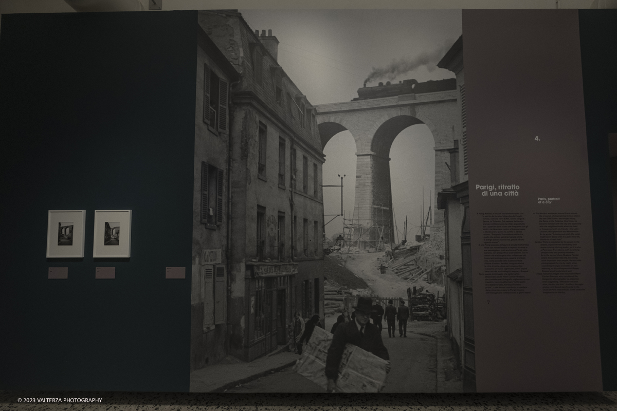 _DSF7482.jpg - 18/10/2023. Torino. La mostra, 19 ottobre 2023 â€“ 4 febbraio 2024 a CAMERA,  Ã¨ composta da oltre centocinquanta immagini che ripercorrono lâ€™intera carriera del fotografo di origini ungheresi e celebra anche il sessantesimo anniversario della presenza del fotografo alla Biennale di Venezia. Nella foto parte dell'allestimento della mostra