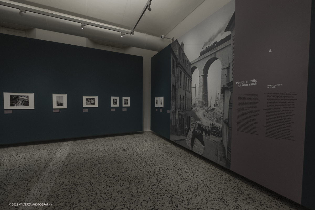 _DSF7488.jpg - 18/10/2023. Torino. La mostra, 19 ottobre 2023 â€“ 4 febbraio 2024 a CAMERA,  Ã¨ composta da oltre centocinquanta immagini che ripercorrono lâ€™intera carriera del fotografo di origini ungheresi e celebra anche il sessantesimo anniversario della presenza del fotografo alla Biennale di Venezia. Nella foto parte dell'allestimento della mostra
