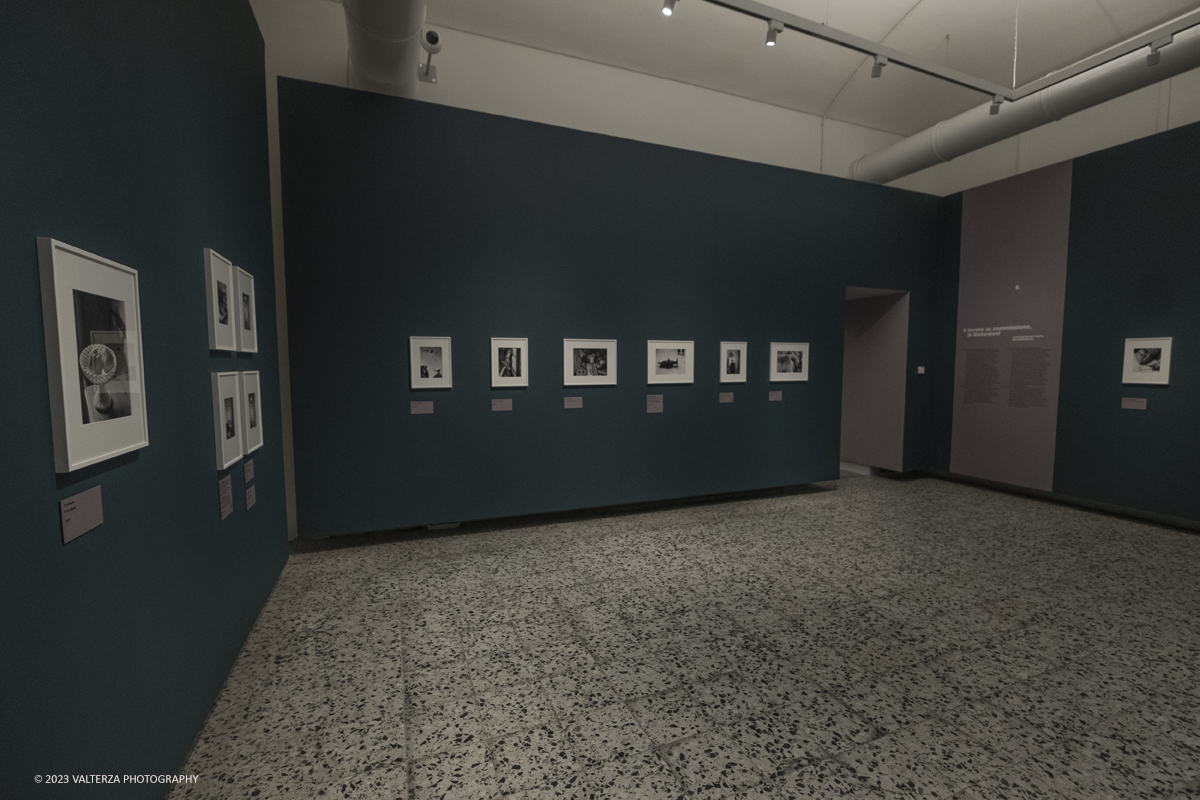 _DSF7500.jpg - 18/10/2023. Torino. La mostra, 19 ottobre 2023 â€“ 4 febbraio 2024 a CAMERA,  Ã¨ composta da oltre centocinquanta immagini che ripercorrono lâ€™intera carriera del fotografo di origini ungheresi e celebra anche il sessantesimo anniversario della presenza del fotografo alla Biennale di Venezia. Nella foto parte dell'allestimento della mostra