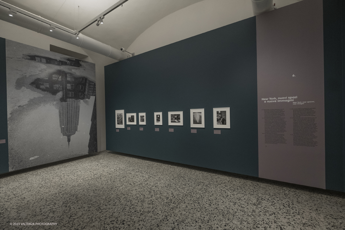 _DSF7515.jpg - 18/10/2023. Torino. La mostra, 19 ottobre 2023 â€“ 4 febbraio 2024 a CAMERA,  Ã¨ composta da oltre centocinquanta immagini che ripercorrono lâ€™intera carriera del fotografo di origini ungheresi e celebra anche il sessantesimo anniversario della presenza del fotografo alla Biennale di Venezia. Nella foto parte dell'allestimento della mostra