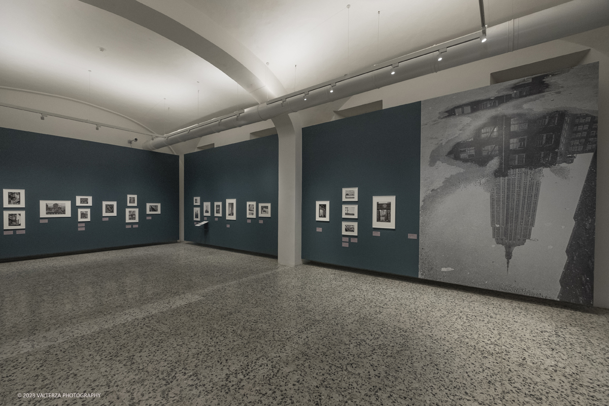 _DSF7518.jpg - 18/10/2023. Torino. La mostra, 19 ottobre 2023 â€“ 4 febbraio 2024 a CAMERA,  Ã¨ composta da oltre centocinquanta immagini che ripercorrono lâ€™intera carriera del fotografo di origini ungheresi e celebra anche il sessantesimo anniversario della presenza del fotografo alla Biennale di Venezia. Nella foto parte dell'allestimento della mostra