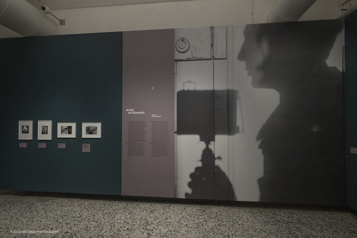 _DSF7526.jpg - 18/10/2023. Torino. La mostra, 19 ottobre 2023 â€“ 4 febbraio 2024 a CAMERA,  Ã¨ composta da oltre centocinquanta immagini che ripercorrono lâ€™intera carriera del fotografo di origini ungheresi e celebra anche il sessantesimo anniversario della presenza del fotografo alla Biennale di Venezia. Nella foto parte dell'allestimento della mostra