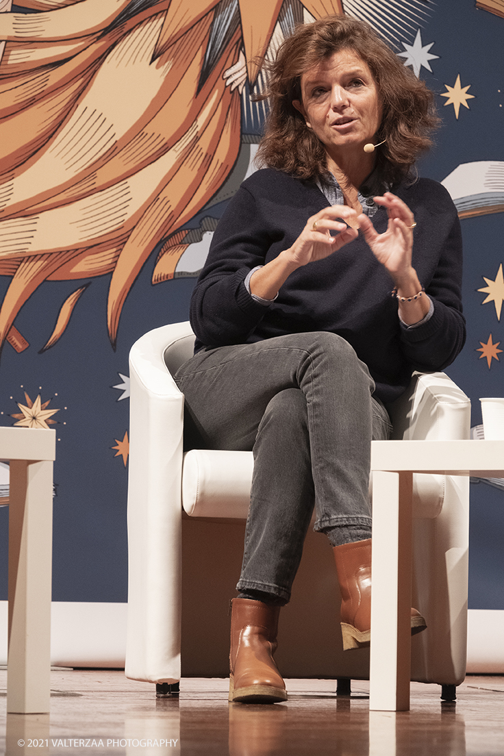 _DSF0305.jpg - 03/10/2021. Torino. In anteprima al Salone, lâ€™autrice francese Maylis de Kerangal, per un incontro con la scrittrice Elena Varvello. Con il suo ultimo lavoro "Un mondo a portata di mano" de Kerangal firma un romanzo di formazione ambientato nel mondo del trompe-lâ€™Å“il. Nella foto Maylis de Kerangal