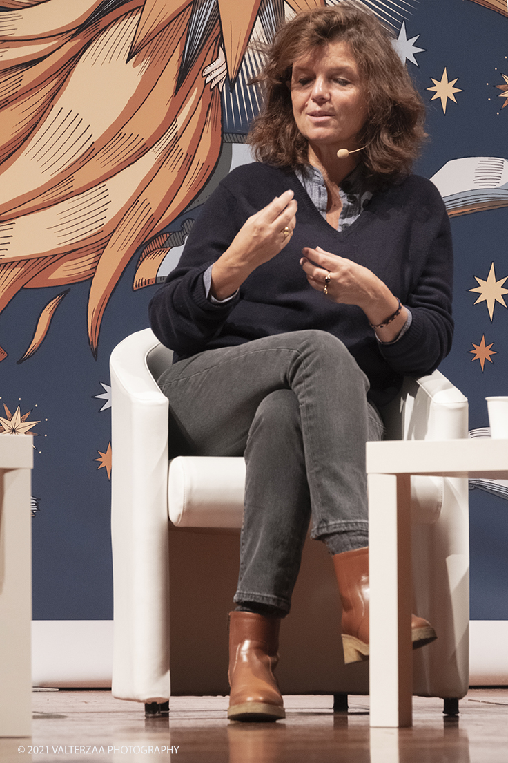 _DSF0372.jpg - 03/10/2021. Torino. In anteprima al Salone, lâ€™autrice francese Maylis de Kerangal, per un incontro con la scrittrice Elena Varvello. Con il suo ultimo lavoro "Un mondo a portata di mano" de Kerangal firma un romanzo di formazione ambientato nel mondo del trompe-lâ€™Å“il. Nella foto Maylis de Kerangal