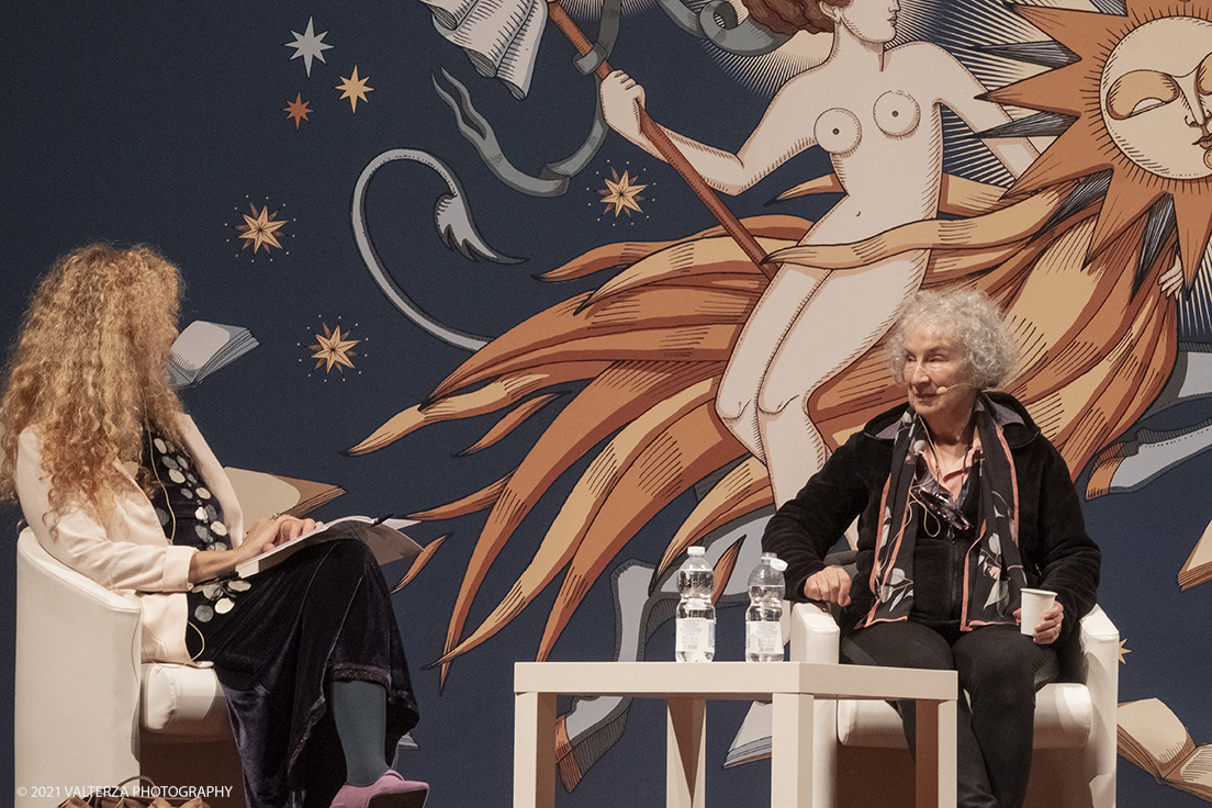 _DSF9753.jpg - 03/10/2021. Torino. In anteprima al Salone, l'incontro con Margaret Atwood, autrice canadese, Ã¨ tra le personalitÃ  piÃ¹ influenti della scena letteraria e culturale internazionale. Nella foto Margaret Atwood e Loredana Lipperini