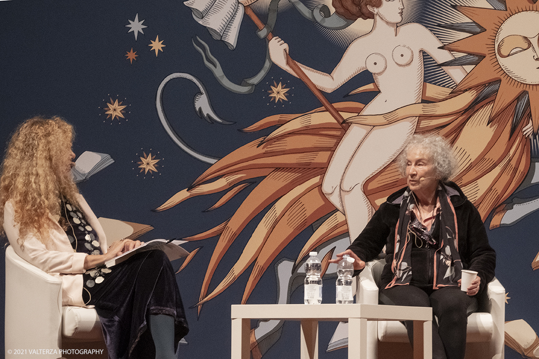 _DSF9755.jpg - 03/10/2021. Torino. In anteprima al Salone, l'incontro con Margaret Atwood, autrice canadese, Ã¨ tra le personalitÃ  piÃ¹ influenti della scena letteraria e culturale internazionale. Nella foto Margaret Atwood e Loredana Lipperini