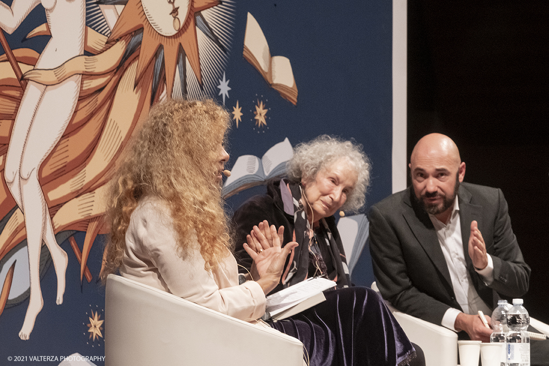 _DSF9823.jpg - 03/10/2021. Torino. In anteprima al Salone, l'incontro con Margaret Atwood, autrice canadese, Ã¨ tra le personalitÃ  piÃ¹ influenti della scena letteraria e culturale internazionale. Nella foto Margaret Atwood e Loredana Lipperini