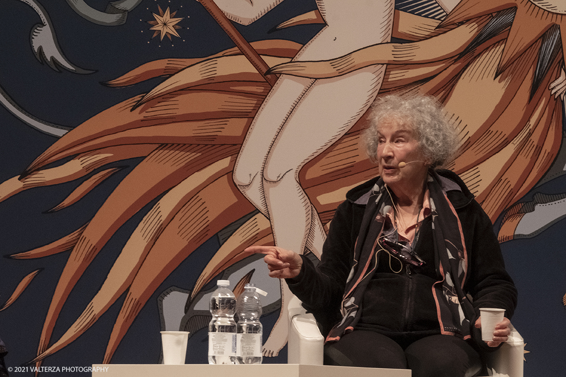 _DSF9915.jpg - 03/10/2021. Torino. In anteprima al Salone, l'incontro con Margaret Atwood, autrice canadese, Ã¨ tra le personalitÃ  piÃ¹ influenti della scena letteraria e culturale internazionale. Nella foto  Margaret Atwood