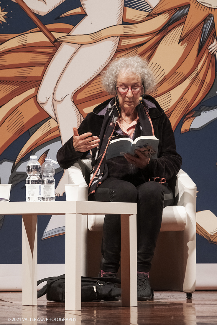 _DSF9949.jpg - 03/10/2021. Torino. In anteprima al Salone, l'incontro con Margaret Atwood, autrice canadese, Ã¨ tra le personalitÃ  piÃ¹ influenti della scena letteraria e culturale internazionale. Nella foto  Margaret Atwood