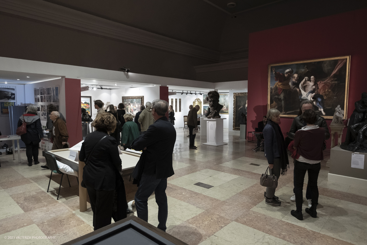 _DSF9456.jpg - 02/02/2023. Torino,  giunta alla settima edizione la mostra si consolida come il piÃ¹ importante appuntamento in Piemonte per il mondo dellâ€™antiquariato e tra i piÃ¹ rilevanti a livello nazionale.  il salone centrale con due grandi opere di Jason Dodge. della Galleria Franco Noero