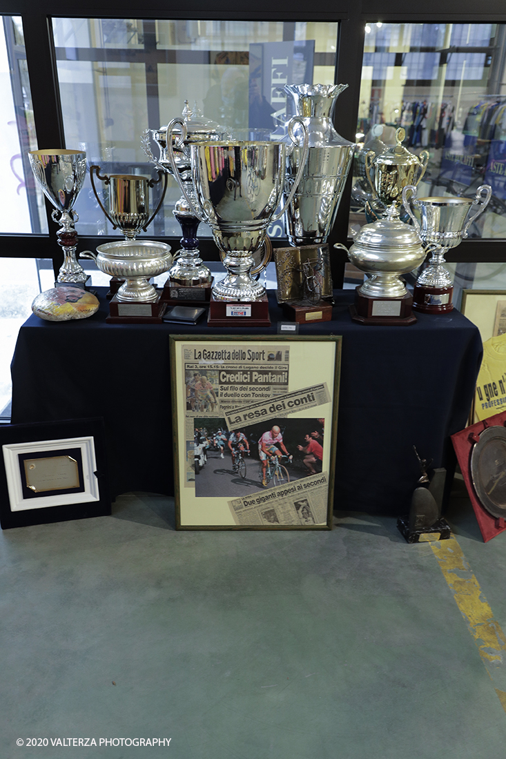 _G3I7739.jpg - 07/12/2020. Torino. Cimeli sportivi dei grandi campioni di ciclismo, calcio e basket. Nella foto Mercatone Uno periodo 1997/2004. Insieme di 18 trofei del periodo fra cui un piatto in argento â€œSquadra campione dâ€™Italia 1999". Lotto d'asta 25