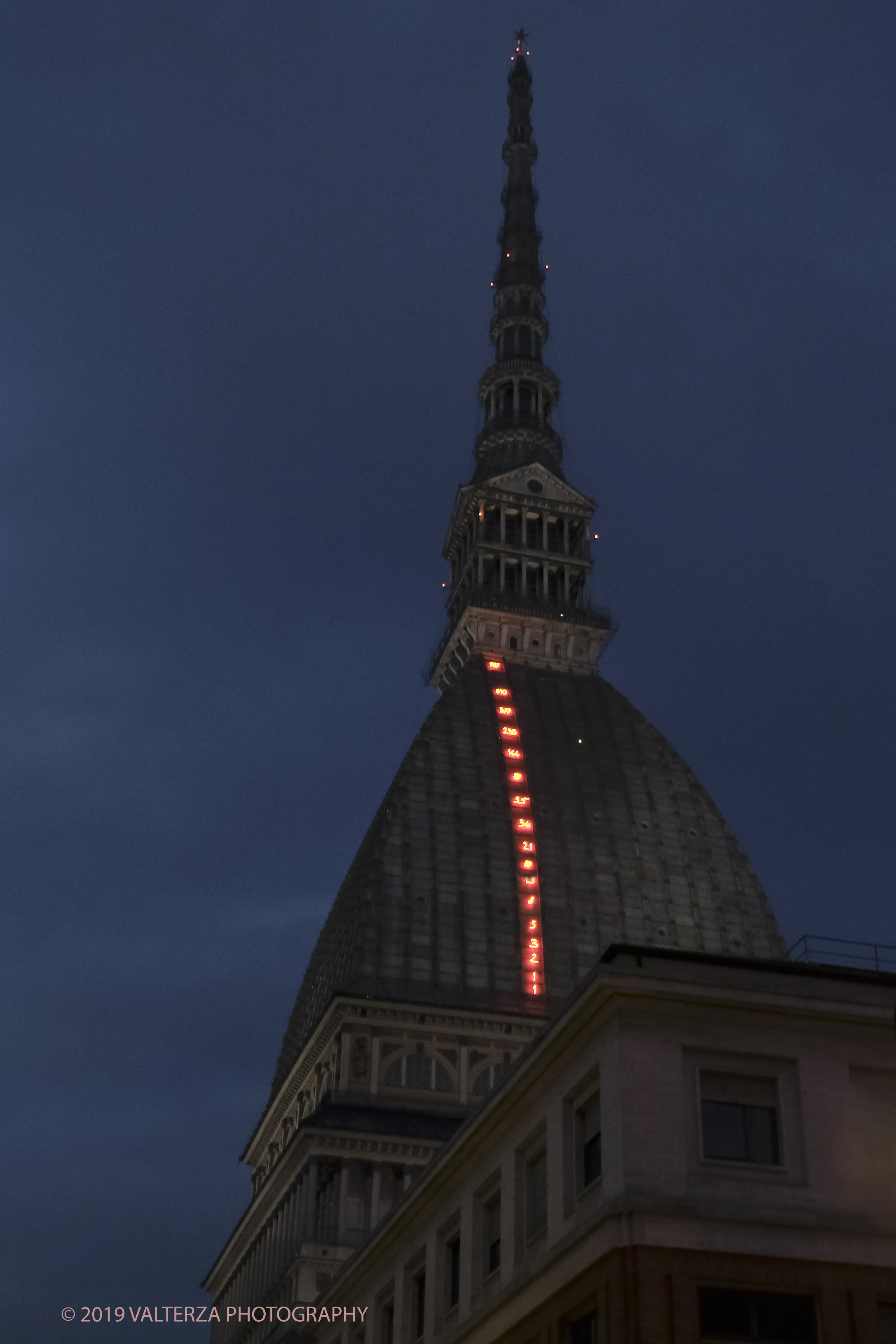 _DSF0794.jpg - 08/12/2019. Torino. La cittÃ  si prepara per la grande celebrazione di fine anno. Nella foto la Mole