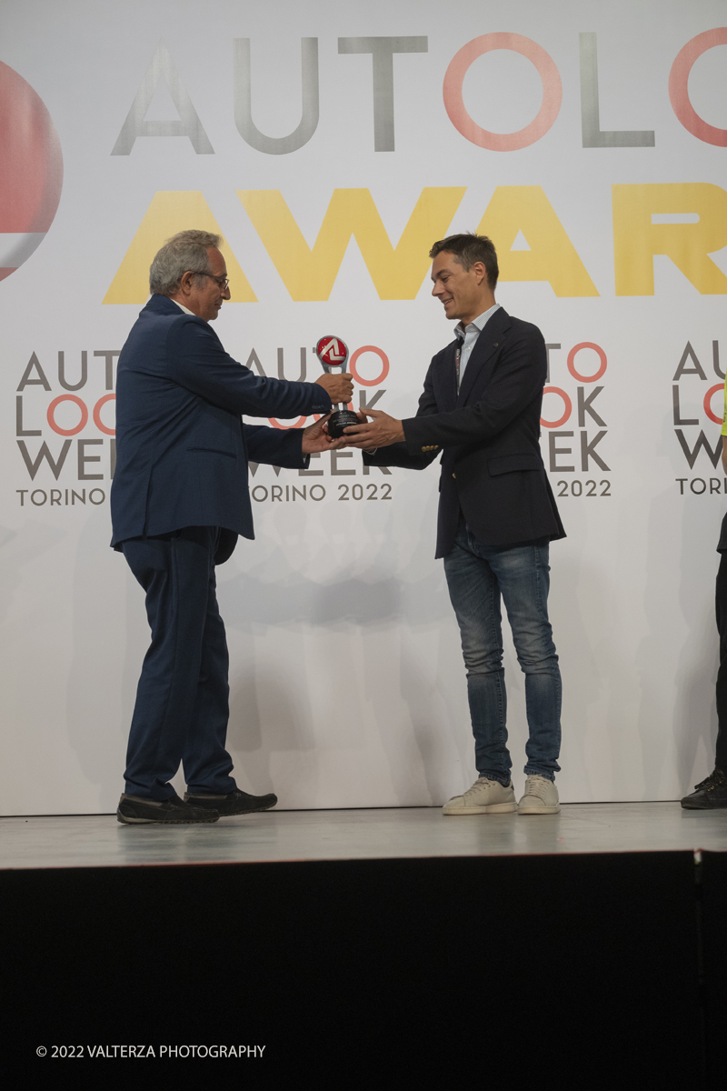 DSCF4629.jpg - 07/09/2022. Il gotha del motorsport a Torino per gli Autolook Awards nella foto Best Innovation Communication projects on Moto GP Award Money VR46 Ritira Celestino Vietti consegna il premio Franco Nugnes