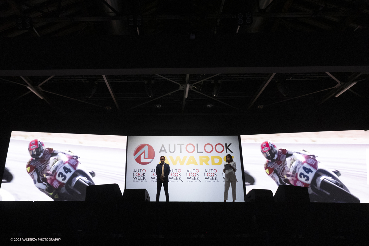 _DSF3706.jpg - 04/09/20223. Torino. Si sono tenuti presso le OGR gli Autolook Awards, le premiazioni dedicate al mondo del motorsport. Nella foto mmagini di introduzione al premio Moto GP vinto dal campione Suzuki Kevin Schwantz