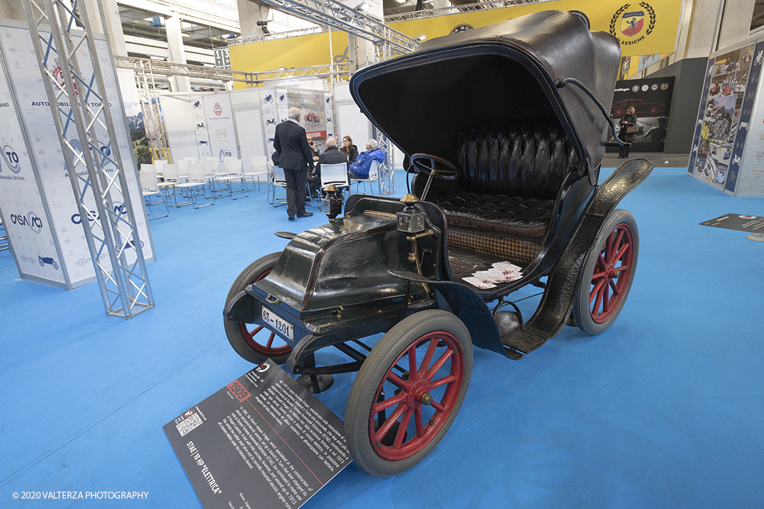 _DSF1898.jpg - 202/02/2020. Torino Lingotto Fiere. Il grande evento per gli appassionati di motori si Ã¨ chiuso domenica 2 febbraio con oltre 73.000 visitatori accorsi al Lingotto Fiere e allâ€™Oval di Torino, che nei quattro giorni hanno ospitato piÃ¹ di 1.200 espositori e circa 3.300 vetture tra instant-classic Anni â€™90, lussuose berline tedesche, affascinanti spider due posti, inarrestabili 4x4 e ancora, leggerissime moto da trial spagnole, iconiche Delta con livrea Martini Racing e sfrontate vetture da rally. Nella foto la STAE 10HP Elettrica anno 1909