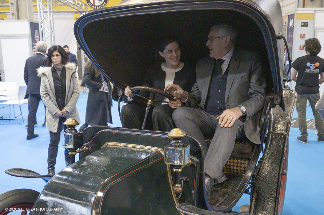 _DSF2235.jpg - 202/02/2020. Torino Lingotto Fiere. Il grande evento per gli appassionati di motori si Ã¨ chiuso domenica 2 febbraio con oltre 73.000 visitatori accorsi al Lingotto Fiere e allâ€™Oval di Torino, che nei quattro giorni hanno ospitato piÃ¹ di 1.200 espositori e circa 3.300 vetture tra instant-classic Anni â€™90, lussuose berline tedesche, affascinanti spider due posti, inarrestabili 4x4 e ancora, leggerissime moto da trial spagnole, iconiche Delta con livrea Martini Racing e sfrontate vetture da rally. Nella foto la Sindaca Chiara Appendino in visita agli stands approfondisce la conoscenza della STAE 10HP Elettrica anno 1909