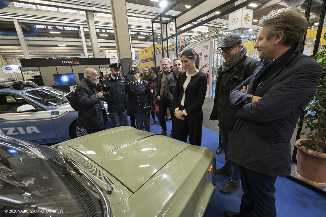 _DSF2330.jpg - 202/02/2020. Torino Lingotto Fiere. Il grande evento per gli appassionati di motori si Ã¨ chiuso domenica 2 febbraio con oltre 73.000 visitatori accorsi al Lingotto Fiere e allâ€™Oval di Torino, che nei quattro giorni hanno ospitato piÃ¹ di 1.200 espositori e circa 3.300 vetture tra instant-classic Anni â€™90, lussuose berline tedesche, affascinanti spider due posti, inarrestabili 4x4 e ancora, leggerissime moto da trial spagnole, iconiche Delta con livrea Martini Racing e sfrontate vetture da rally. Nella foto la Sindaca Chiara Appendino in visita agli stand della mostra