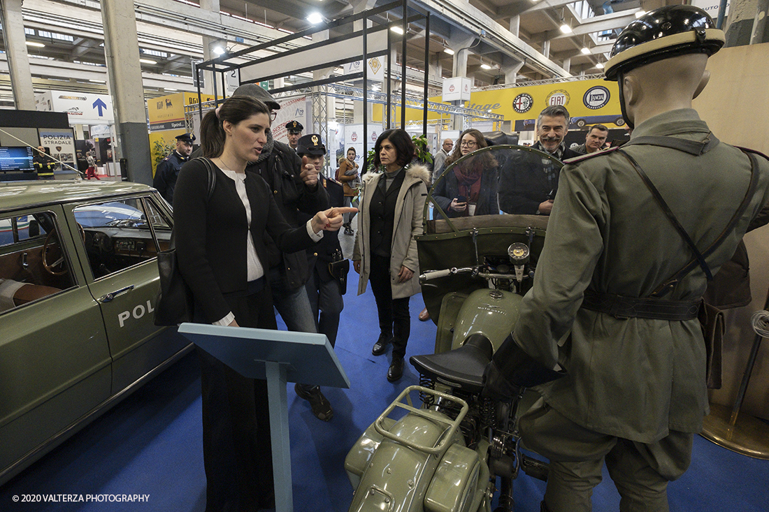 _DSF2342.jpg - 202/02/2020. Torino Lingotto Fiere. Il grande evento per gli appassionati di motori si Ã¨ chiuso domenica 2 febbraio con oltre 73.000 visitatori accorsi al Lingotto Fiere e allâ€™Oval di Torino, che nei quattro giorni hanno ospitato piÃ¹ di 1.200 espositori e circa 3.300 vetture tra instant-classic Anni â€™90, lussuose berline tedesche, affascinanti spider due posti, inarrestabili 4x4 e ancora, leggerissime moto da trial spagnole, iconiche Delta con livrea Martini Racing e sfrontate vetture da rally. Nella foto la Sindaca Chiara Appendino in visita agli stand della mostra