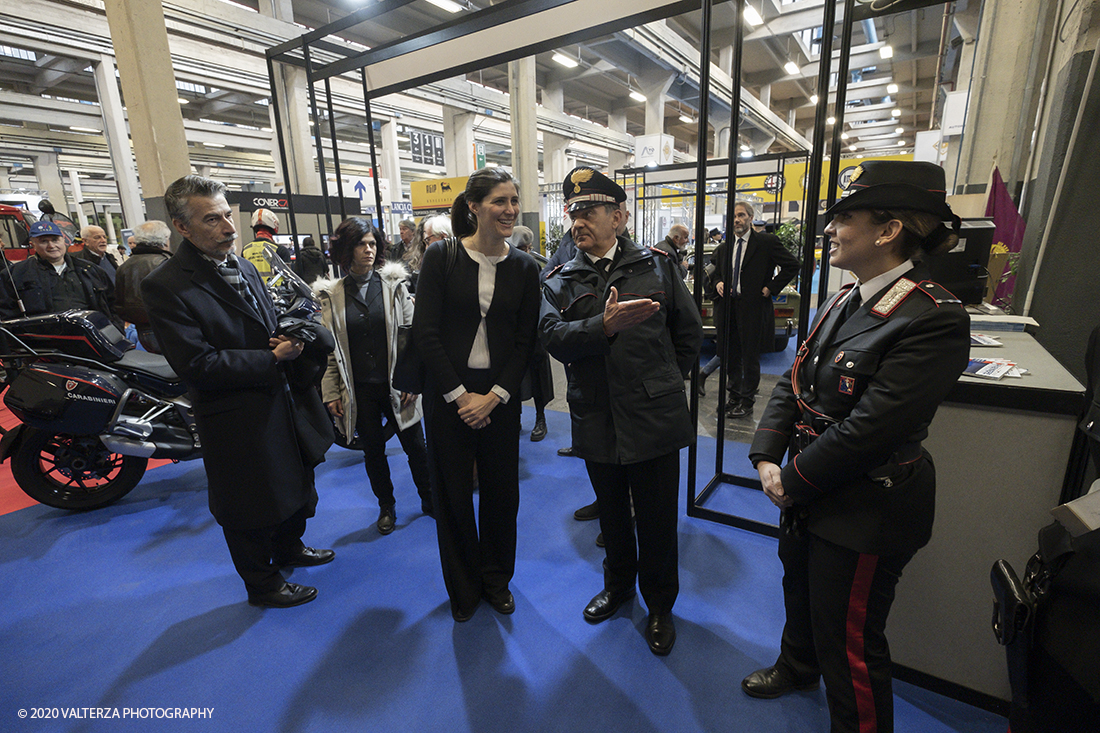 _DSF2376.jpg - 202/02/2020. Torino Lingotto Fiere. Il grande evento per gli appassionati di motori si Ã¨ chiuso domenica 2 febbraio con oltre 73.000 visitatori accorsi al Lingotto Fiere e allâ€™Oval di Torino, che nei quattro giorni hanno ospitato piÃ¹ di 1.200 espositori e circa 3.300 vetture tra instant-classic Anni â€™90, lussuose berline tedesche, affascinanti spider due posti, inarrestabili 4x4 e ancora, leggerissime moto da trial spagnole, iconiche Delta con livrea Martini Racing e sfrontate vetture da rally. Nella foto la Sindaca Chiara Appendino in visita agli stand della mostra