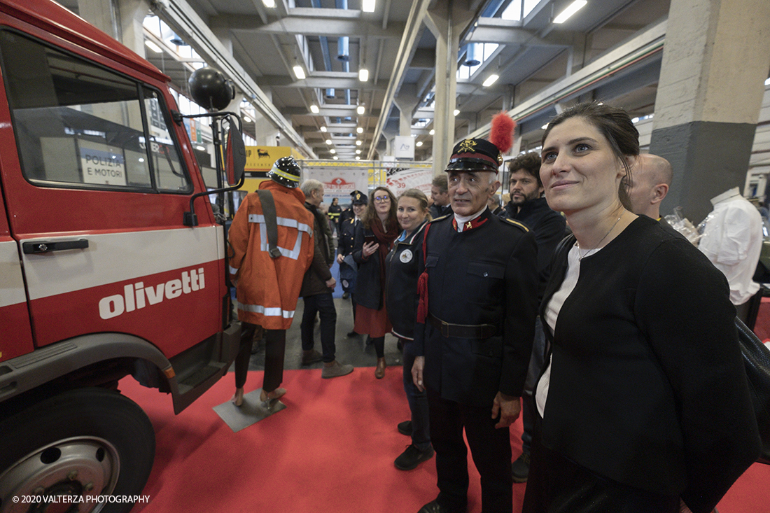 _DSF2401.jpg - 202/02/2020. Torino Lingotto Fiere. Il grande evento per gli appassionati di motori si Ã¨ chiuso domenica 2 febbraio con oltre 73.000 visitatori accorsi al Lingotto Fiere e allâ€™Oval di Torino, che nei quattro giorni hanno ospitato piÃ¹ di 1.200 espositori e circa 3.300 vetture tra instant-classic Anni â€™90, lussuose berline tedesche, affascinanti spider due posti, inarrestabili 4x4 e ancora, leggerissime moto da trial spagnole, iconiche Delta con livrea Martini Racing e sfrontate vetture da rally. Nella foto la Sindaca Chiara Appendino in visita agli stand della mostra