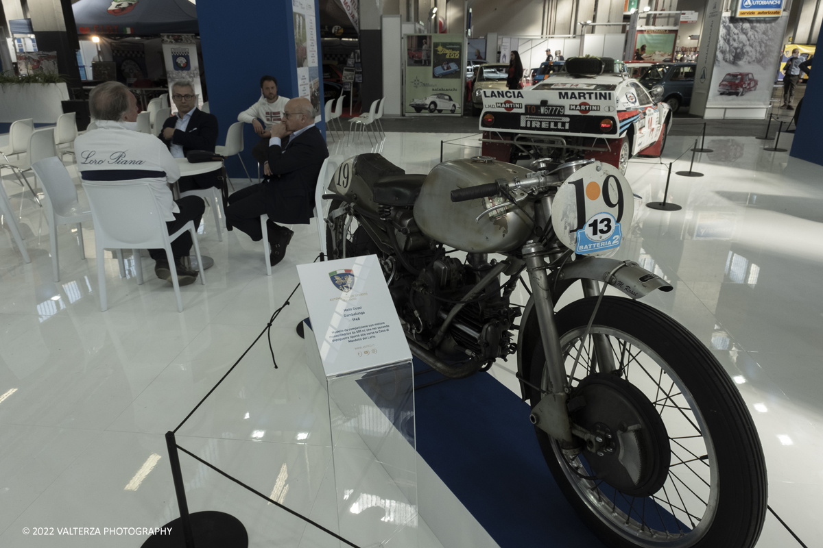 _DSF8323.jpg - 28/04/2022. Torino. Ritorna AutomotoretrÃ² e Automotoracing la doppia rassegna dedicata alle auto storiche, sportive, elaborate e da competizione. Nella foto la moto Guzzi Gambalunga 1948 nello Stand ASI