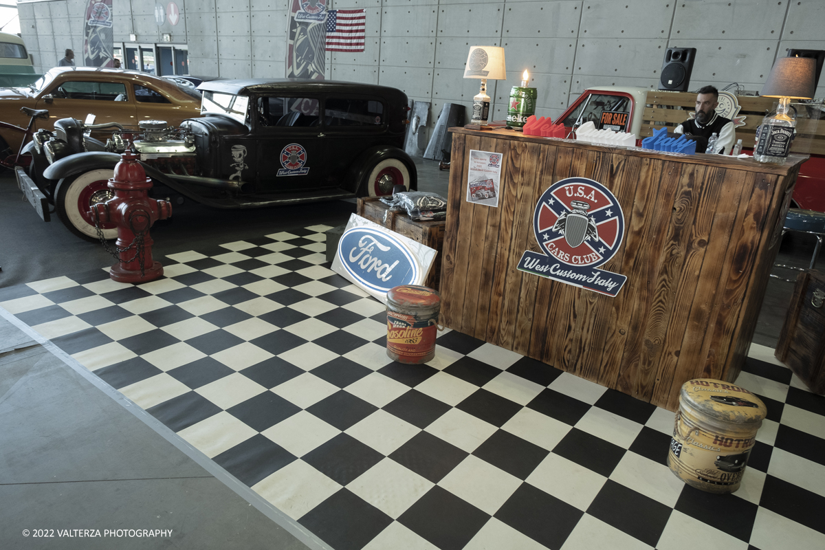 _DSF8392.jpg - 28/04/2022. Torino. Ritorna AutomotoretrÃ² e Automotoracing la doppia rassegna dedicata alle auto storiche, sportive, elaborate e da competizione. Nella foto lo stand di USA  Cars Club , West Costum Italy