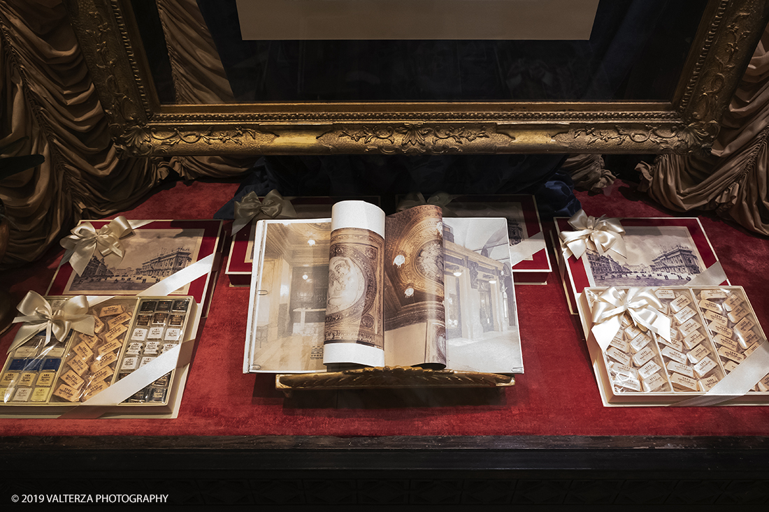 _DSF2669.jpg - 29/10/2019. Torino. Da oggi in libreria â€œUna grande storia del gusto a Torinoâ€� edito da Rizzoli. Un omaggio a Torino, alla grande tradizione di eccellenza cioccolatiera e dolciaria dell'azienda e del fermento culturale di cui Ã¨ sempre stato testimone il CaffÃ¨ Baratti & Milano di Piazza Castello e della Galleria Subalpina! Nella foto vetrina del bar e negozio di Baratti & Milano a Torino