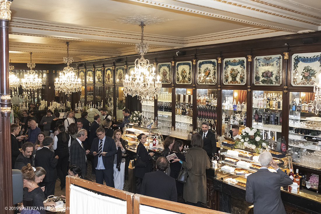 _DSF2742.jpg - 29/10/2019. Torino. Da oggi in libreria â€œUna grande storia del gusto a Torinoâ€� edito da Rizzoli. Un omaggio a Torino, alla grande tradizione di eccellenza cioccolatiera e dolciaria dell'azienda e del fermento culturale di cui Ã¨ sempre stato testimone il CaffÃ¨ Baratti & Milano di Piazza Castello e della Galleria Subalpina! Nella foto un momento della festa.