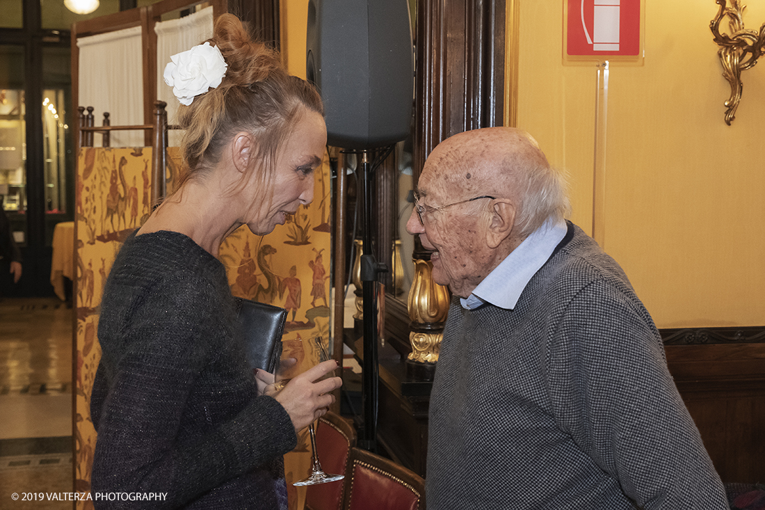 _DSF2744.jpg - 29/10/2019. Torino. Da oggi in libreria â€œUna grande storia del gusto a Torinoâ€� edito da Rizzoli. Un omaggio a Torino, alla grande tradizione di eccellenza cioccolatiera e dolciaria dell'azienda e del fermento culturale di cui Ã¨ sempre stato testimone il CaffÃ¨ Baratti & Milano di Piazza Castello e della Galleria Subalpina! Nella foto la coautrice del libro Alessandra Morra con il cavaliere dell'arte Ezio Gribaudo.