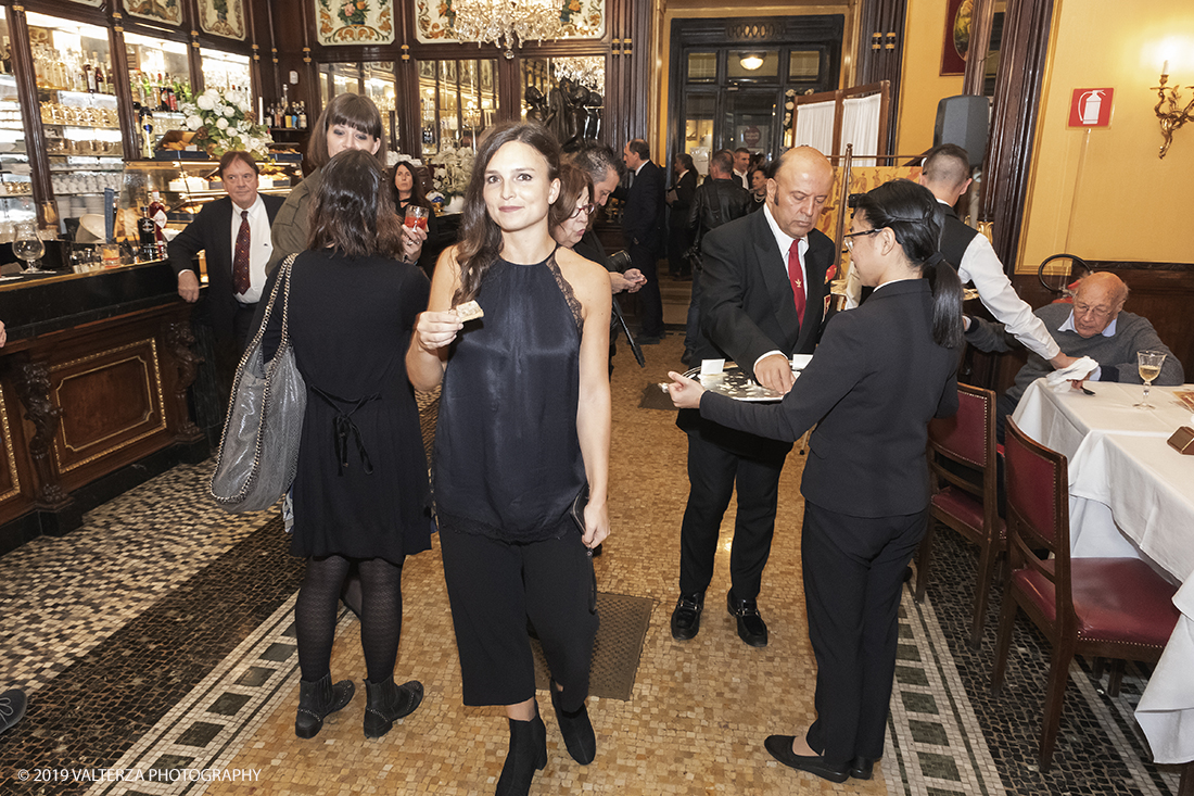 _DSF2763.jpg - 29/10/2019. Torino. Da oggi in libreria â€œUna grande storia del gusto a Torinoâ€� edito da Rizzoli. Un omaggio a Torino, alla grande tradizione di eccellenza cioccolatiera e dolciaria dell'azienda e del fermento culturale di cui Ã¨ sempre stato testimone il CaffÃ¨ Baratti & Milano di Piazza Castello e della Galleria Subalpina! Nella foto un momento della festa.