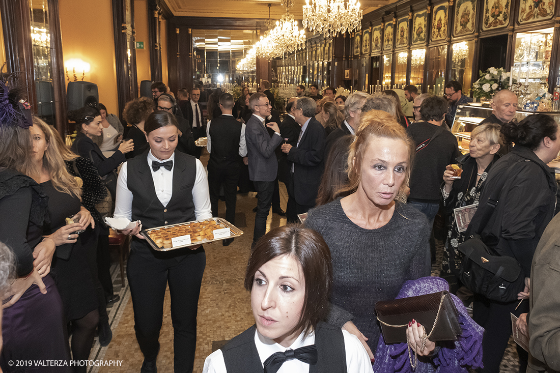 _DSF2776.jpg - 29/10/2019. Torino. Da oggi in libreria â€œUna grande storia del gusto a Torinoâ€� edito da Rizzoli. Un omaggio a Torino, alla grande tradizione di eccellenza cioccolatiera e dolciaria dell'azienda e del fermento culturale di cui Ã¨ sempre stato testimone il CaffÃ¨ Baratti & Milano di Piazza Castello e della Galleria Subalpina! Nella foto un momento della festa.