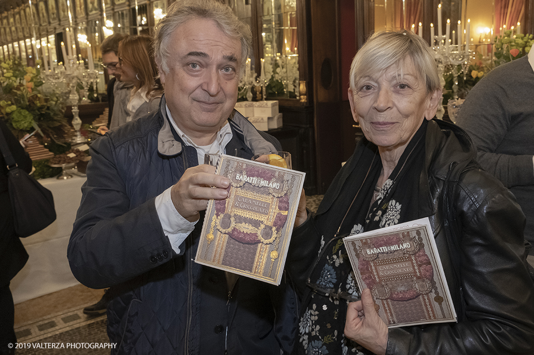 _DSF2788.jpg - 29/10/2019. Torino. Da oggi in libreria â€œUna grande storia del gusto a Torinoâ€� edito da Rizzoli. Un omaggio a Torino, alla grande tradizione di eccellenza cioccolatiera e dolciaria dell'azienda e del fermento culturale di cui Ã¨ sempre stato testimone il CaffÃ¨ Baratti & Milano di Piazza Castello e della Galleria Subalpina! Nella foto Il giornalista Alessandro Felis con una collega.