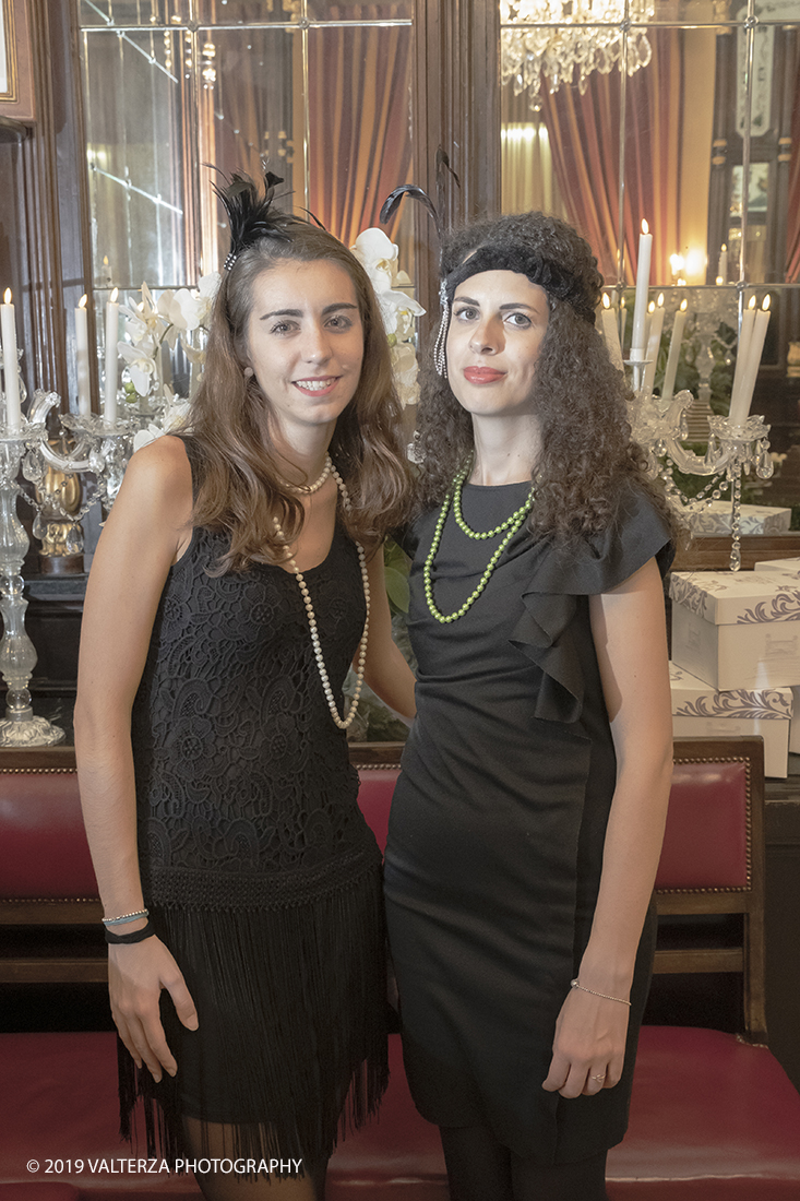 _DSF2804.jpg - 29/10/2019. Torino. Da oggi in libreria â€œUna grande storia del gusto a Torinoâ€� edito da Rizzoli. Un omaggio a Torino, alla grande tradizione di eccellenza cioccolatiera e dolciaria dell'azienda e del fermento culturale di cui Ã¨ sempre stato testimone il CaffÃ¨ Baratti & Milano di Piazza Castello e della Galleria Subalpina! Nella foto due partecipanti alla festa in abito ed acconciatura d'epoca, 1911