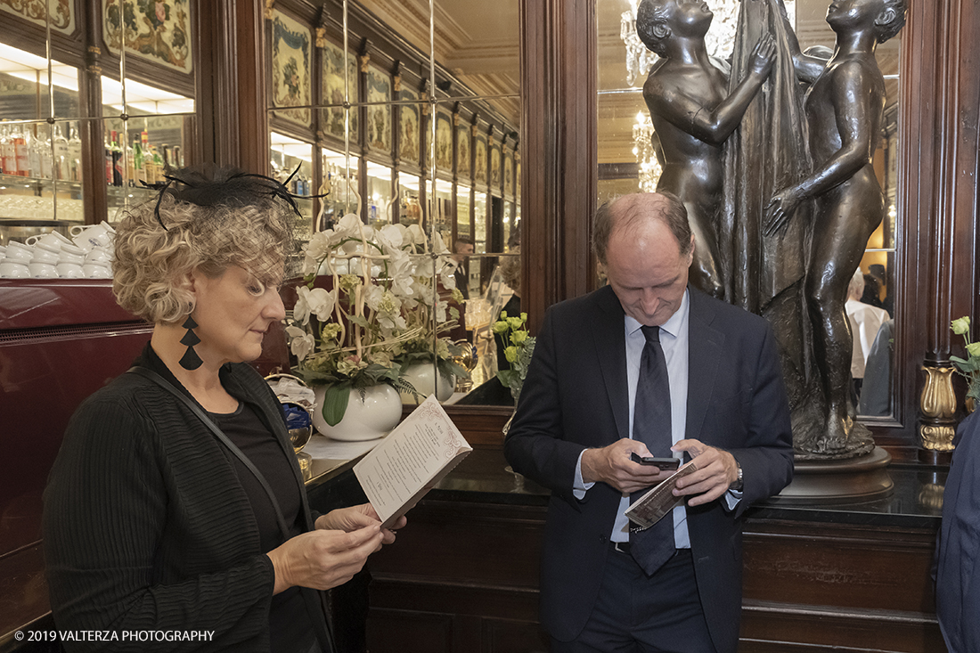 _DSF2809.jpg - 29/10/2019. Torino. Da oggi in libreria â€œUna grande storia del gusto a Torinoâ€� edito da Rizzoli. Un omaggio a Torino, alla grande tradizione di eccellenza cioccolatiera e dolciaria dell'azienda e del fermento culturale di cui Ã¨ sempre stato testimone il CaffÃ¨ Baratti & Milano di Piazza Castello e della Galleria Subalpina! Nella foto una invitata alla festa con acconciatura d'epoca,1911