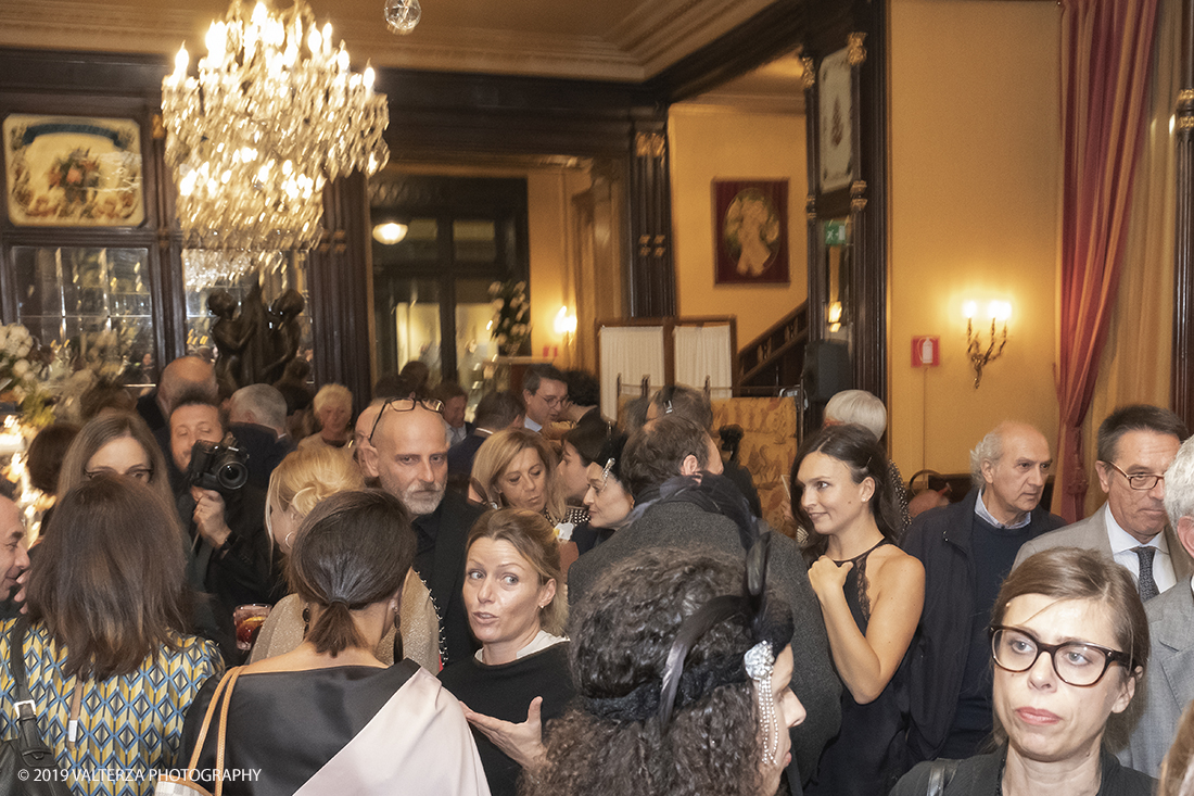 _DSF2834.jpg - 29/10/2019. Torino. Da oggi in libreria â€œUna grande storia del gusto a Torinoâ€� edito da Rizzoli. Un omaggio a Torino, alla grande tradizione di eccellenza cioccolatiera e dolciaria dell'azienda e del fermento culturale di cui Ã¨ sempre stato testimone il CaffÃ¨ Baratti & Milano di Piazza Castello e della Galleria Subalpina! Nella foto un momento della festa.