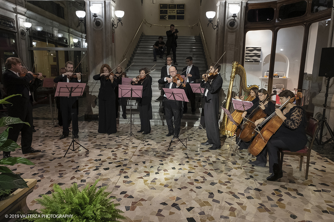 _DSF2977.jpg - 29/10/2019. Torino. Da oggi in libreria â€œUna grande storia del gusto a Torinoâ€� edito da Rizzoli. Un omaggio a Torino, alla grande tradizione di eccellenza cioccolatiera e dolciaria dell'azienda e del fermento culturale di cui Ã¨ sempre stato testimone il CaffÃ¨ Baratti & Milano di Piazza Castello e della Galleria Subalpina! Nella foto la Filarmonica del Teatro Regio di Torino suona per gli ospiti intervenuti alla festa.